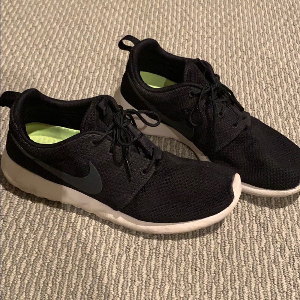 HP🎉NIKE Roshe Black shoe black swoosh men size 9